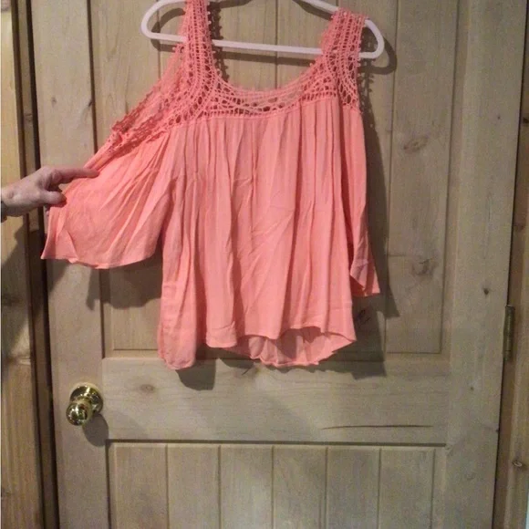 🔥🔥Maurice’s XXL gently worn cold shoulder top. Excellent preowned condition. - Picture 2 of 3